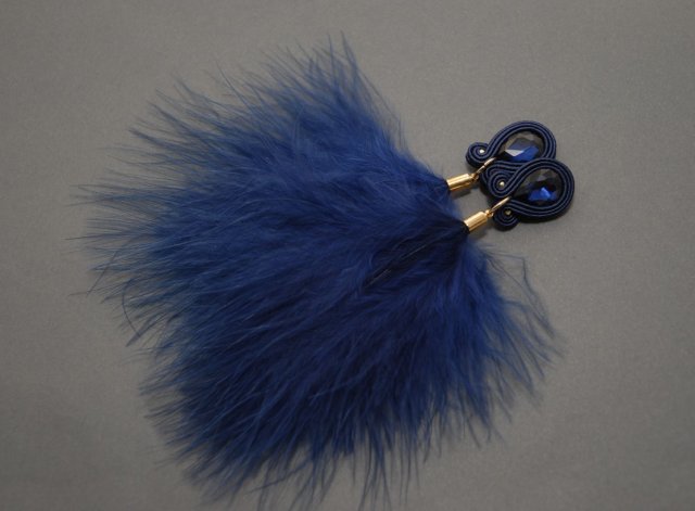 granatowe kolczyki sutasz z piórami