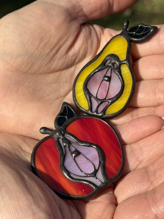 Szklana broszka Owoc Jabłko, Gruszka Łono  Symbol kobiecości. Witraż