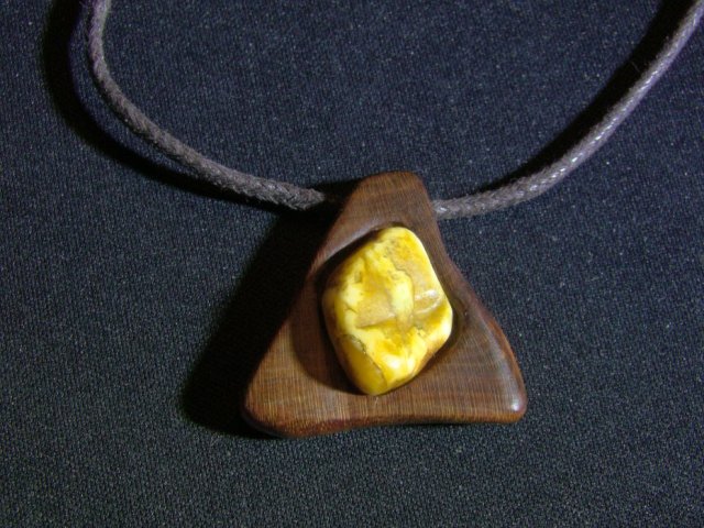 Zawieszka Wisior -  drewno / bursztyn