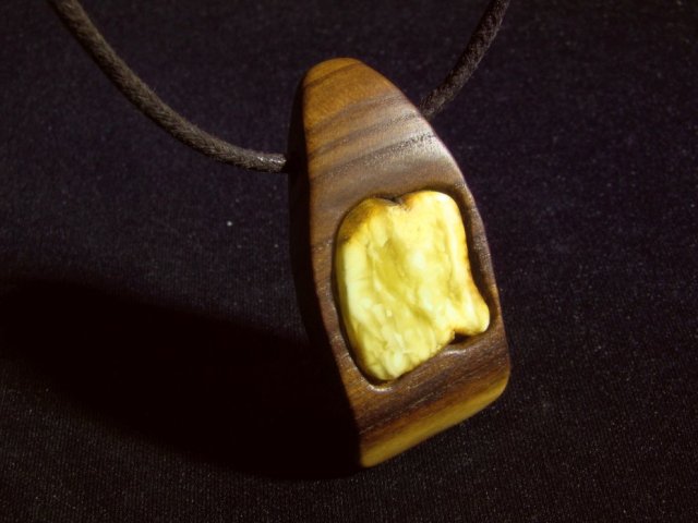 Zawieszka Wisior -  drewno / bursztyn