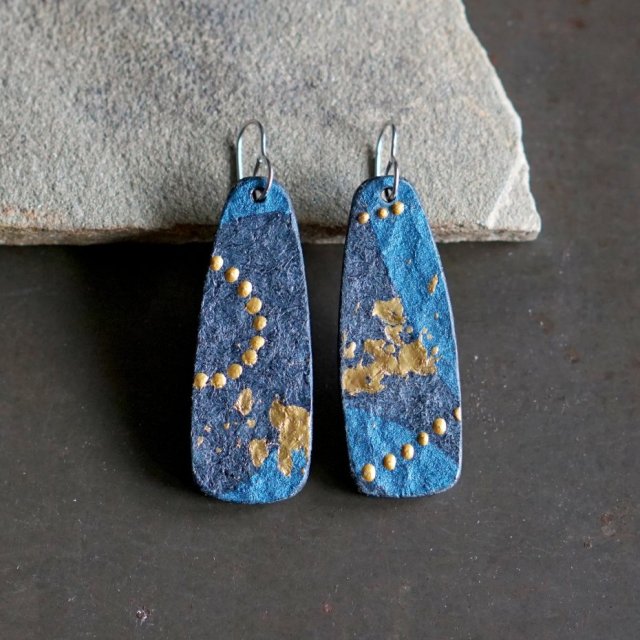 Długie niebieskie kolczyki z abstrakcyjnym wzorem