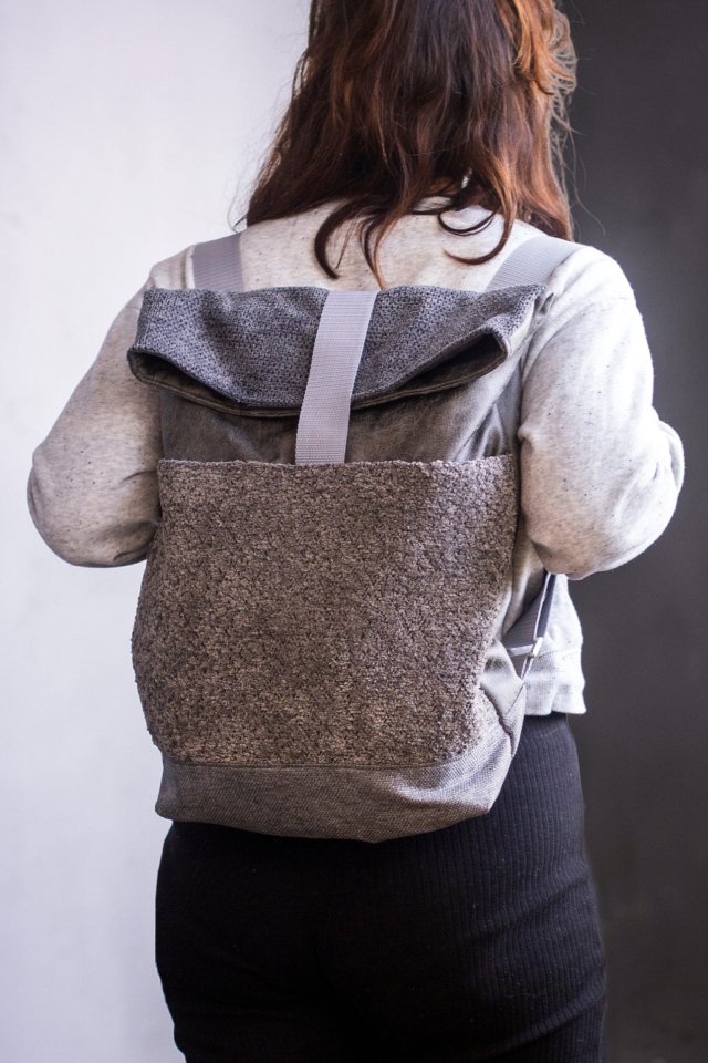 Szary plecak kurierski baranek