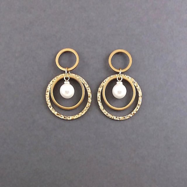 Kolczyki z perłami w kołach