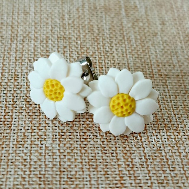 Romantyczne kolczyki stokrotki z modeliny