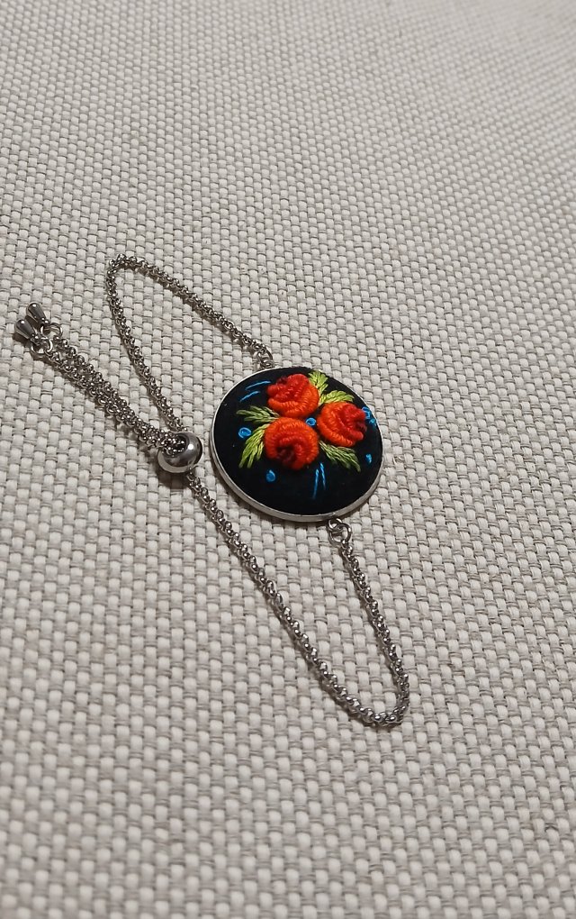 Ręcznie haftowana bransoletka  DLA CELESTYNY