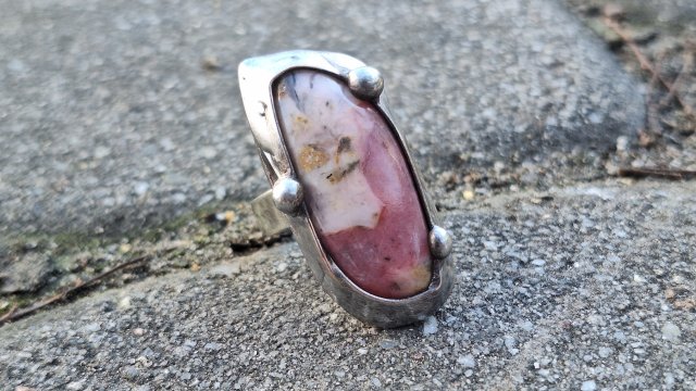 Opal różowy - pierścionek regulowany