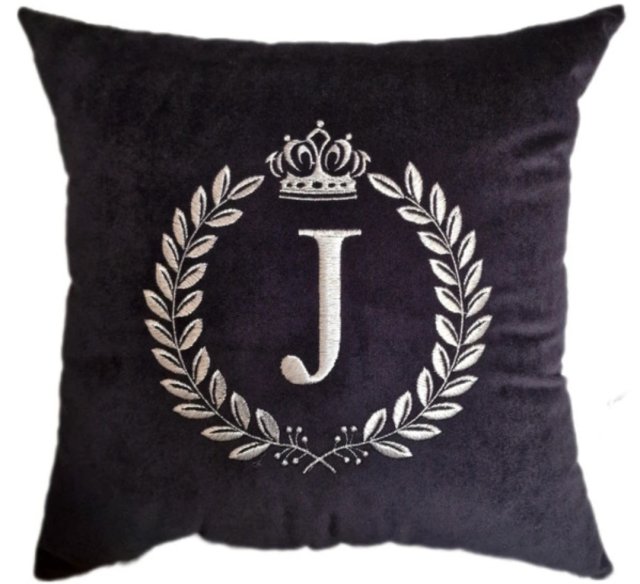 elegancka, welurowa poduszka dekoracyjna z personalizowanym haftowanym monogramem w wieńcu