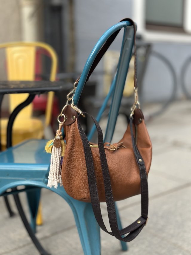 Skórzana koniakowa torebka Rogal – ręcznie szyta, miękka, na ramię / crossbody / DomilkowyDomek