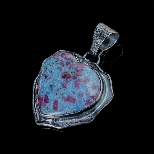 SERCE KYANITU Z RUBINAMI