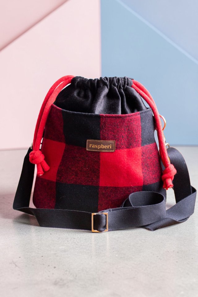 Czarno-czerwona listonoszka z kominem w kratę