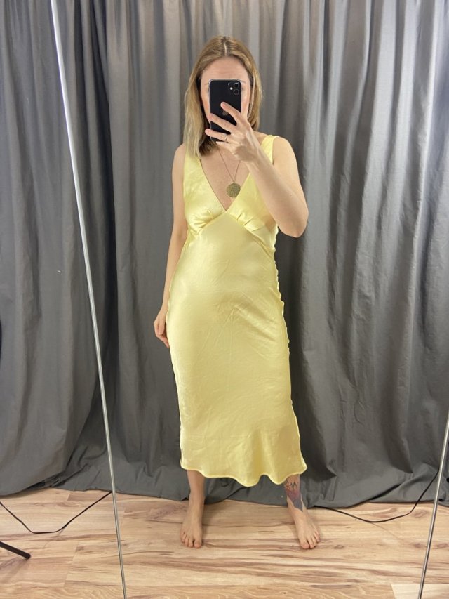 satynowa kanarkowa sukienka