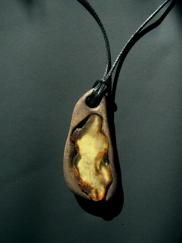 Zawieszka Wisior drewno bursztyn