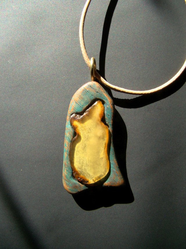 Zawieszka Wisior drewno bursztyn