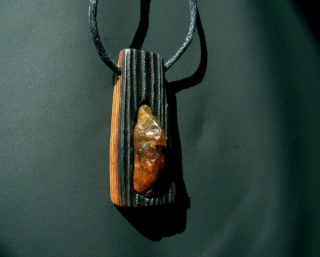 Zawieszka Wisior drewno bursztyn