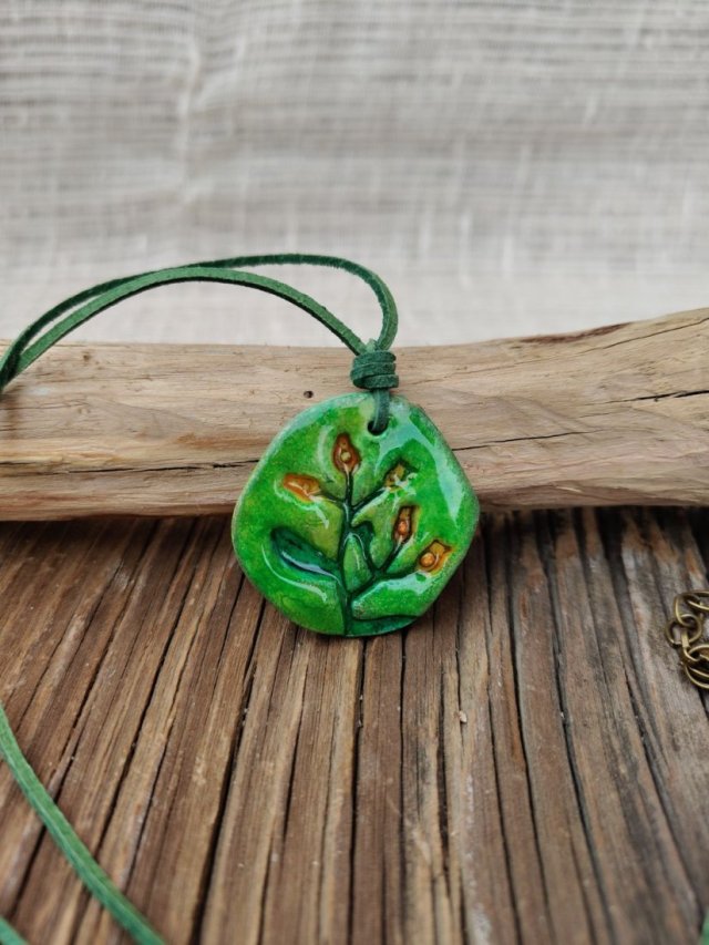 Leśna Kropla – zielony wisiorek z motywem roślinnym