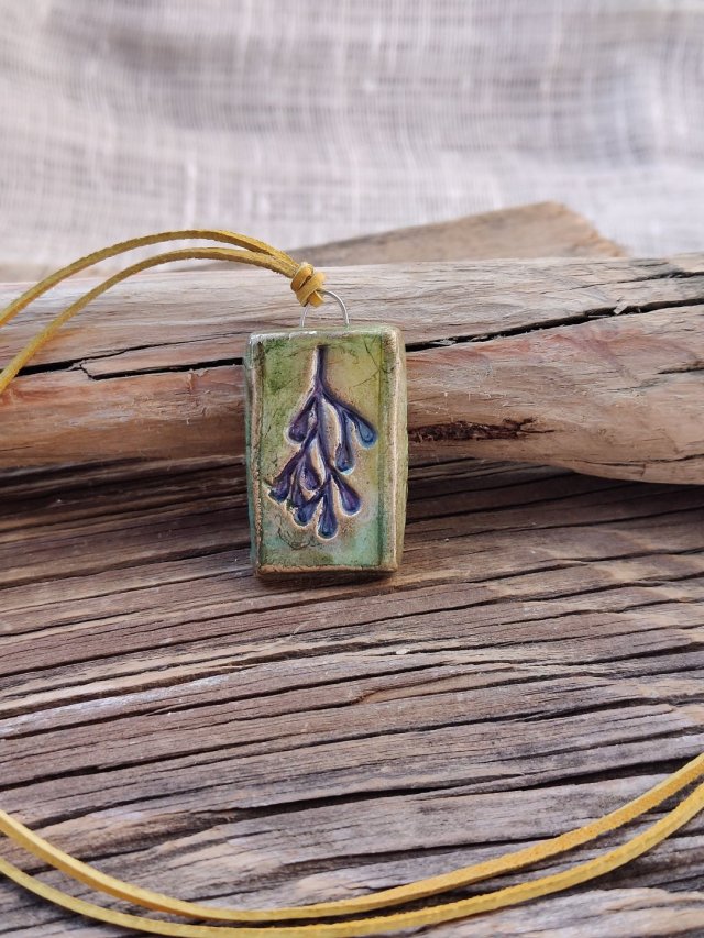 Leśny Amulet – wisiorek z motywem gałązki