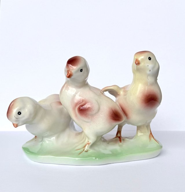 Porcelanowa figurka Pisklęta Curtea de Argeș Rumunia Vintage PRL