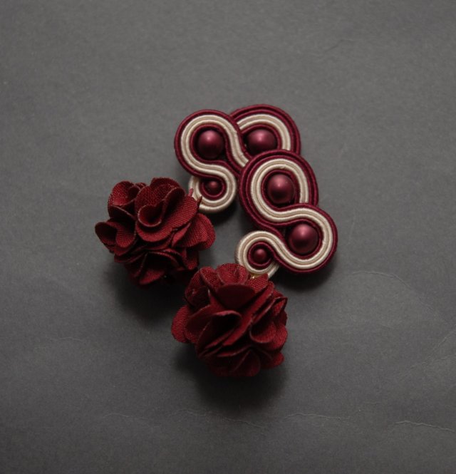 bordowo-kremowe kolczyki sutasz z kwiatkiem