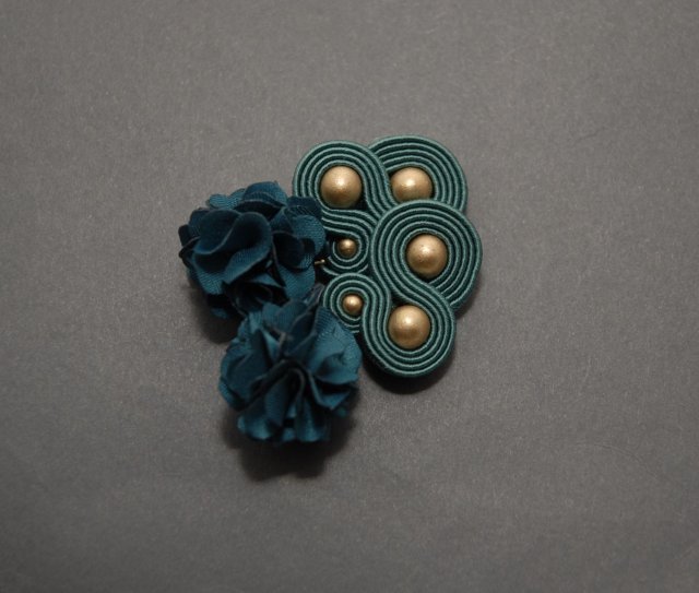 zielone klipsy sutasz z kwiatkiem