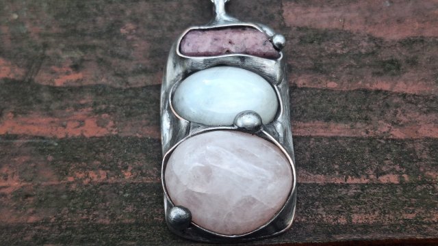 Biel i  róż - wisiorek