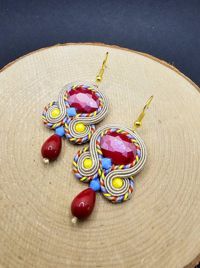 Kolorowe kolczyki sutasz z czerwonymi kryształkami