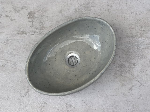 Szara nakrapiana umywalka ceramiczną ręcznie robiona