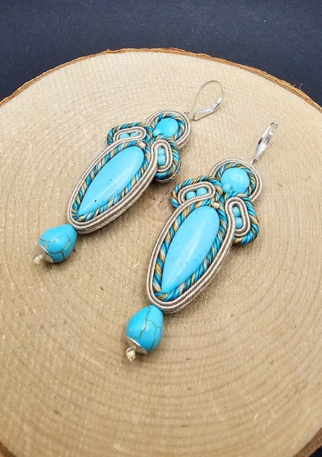 Beżowo-turkusowe kolczyki sutasz z howlitem