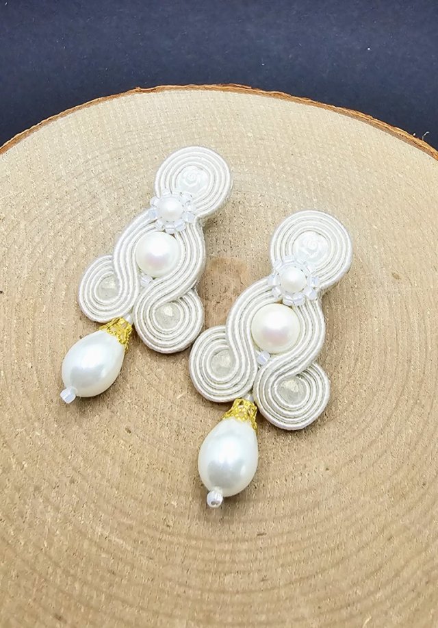 Białe sztyfty sutasz z szklanymi perłami