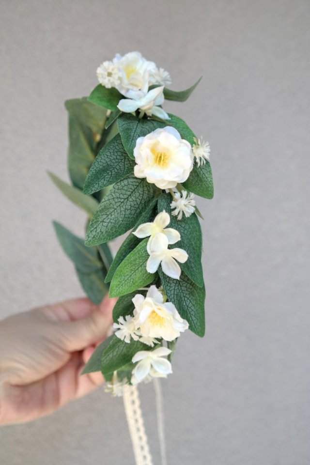 Szałwiowa cisza – wianek komunijny ślubny z białymi kwiatami