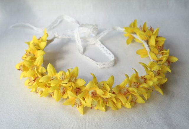 Forsycja w porannym słońcu – żółty wianek komunijny, wiosenny wianek z forsycji, romantyczny wianek do włosów