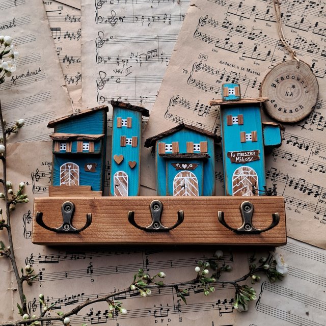 Wieszak z turkusowymi domkami no 1