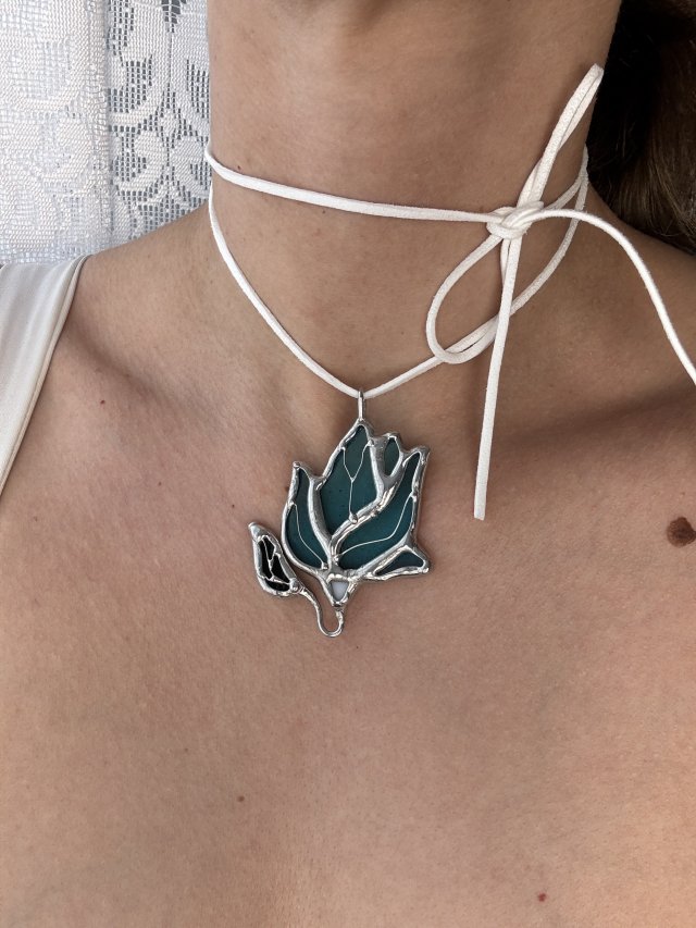 Wisiorek kwiat "Magnolia" na zamowienie Biżuteria autorska Naszyjnik szklany