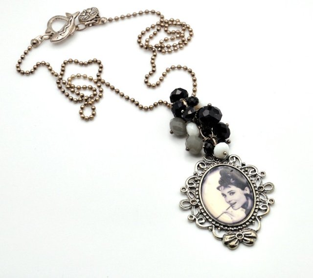 Naszyjnik z grafiką vintage audrey hepburn