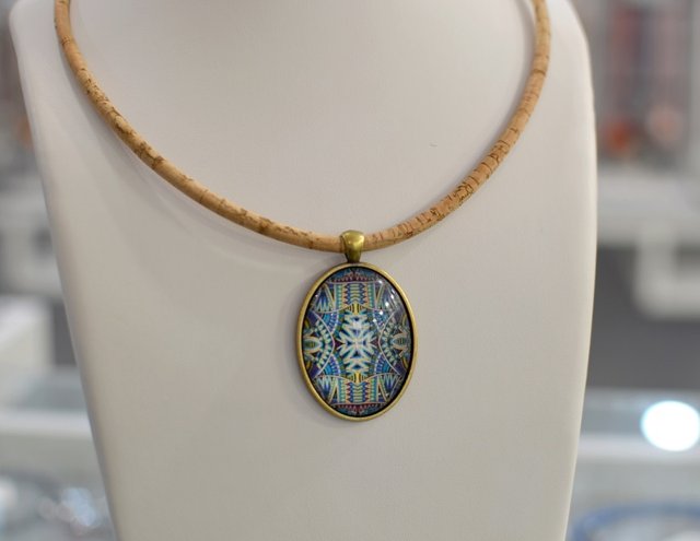 naszyjnik z korka CORK CABO z medalionem z grafiką 4