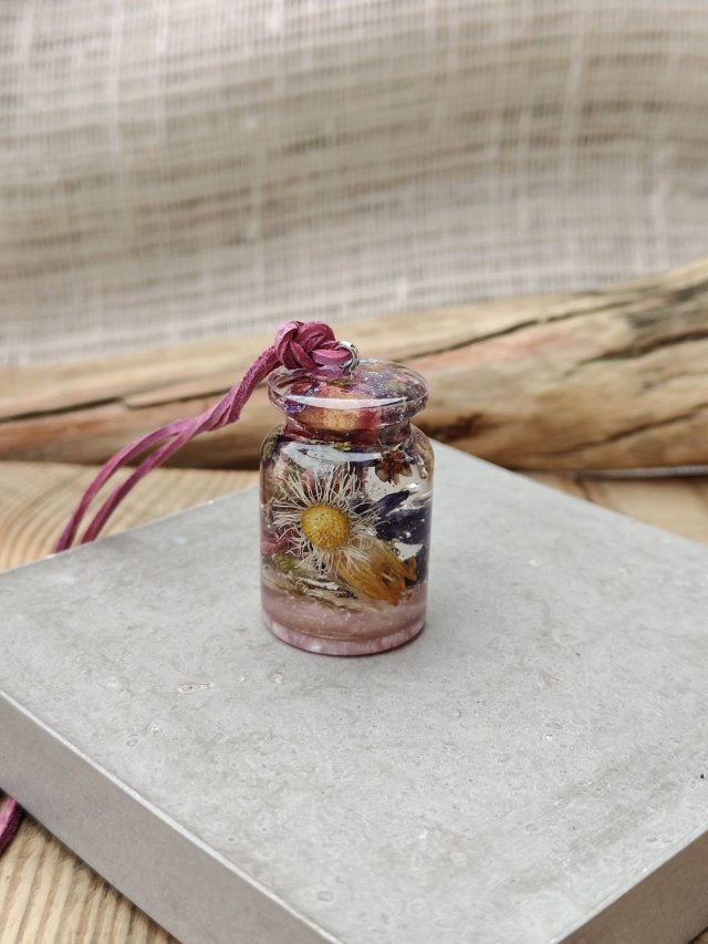 Leśna Kropla – Wisiorek z zatopionymi kwiatami