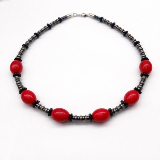 Naszyjnik Eleganckie korale z czerwonym akcentem