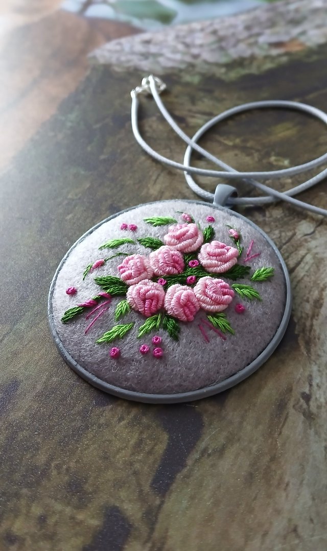 Ręcznie haftowany wisior  DLA DOROTY