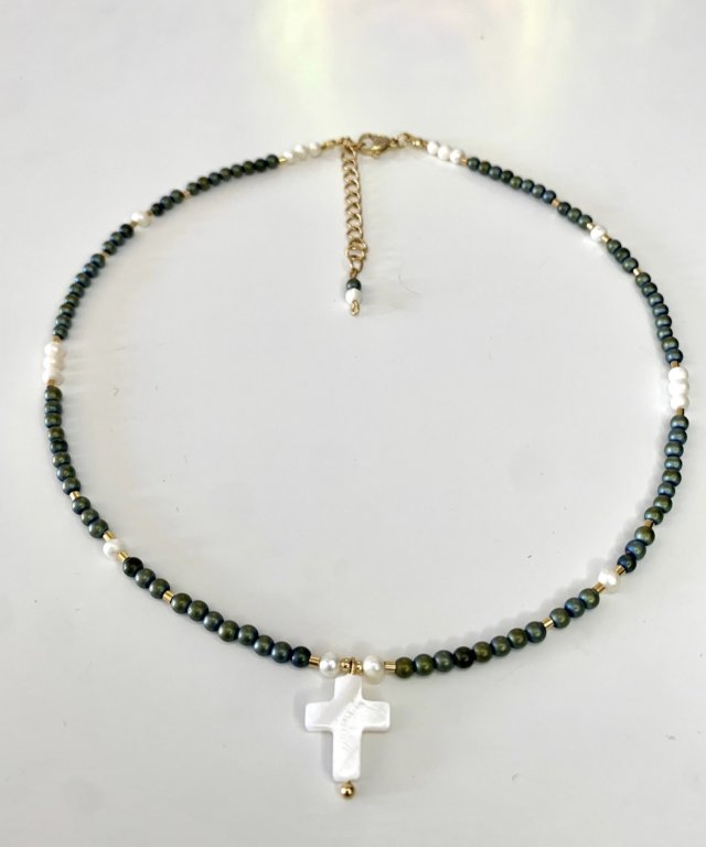 Naszyjnik z krzyżykiem z masy perłowej