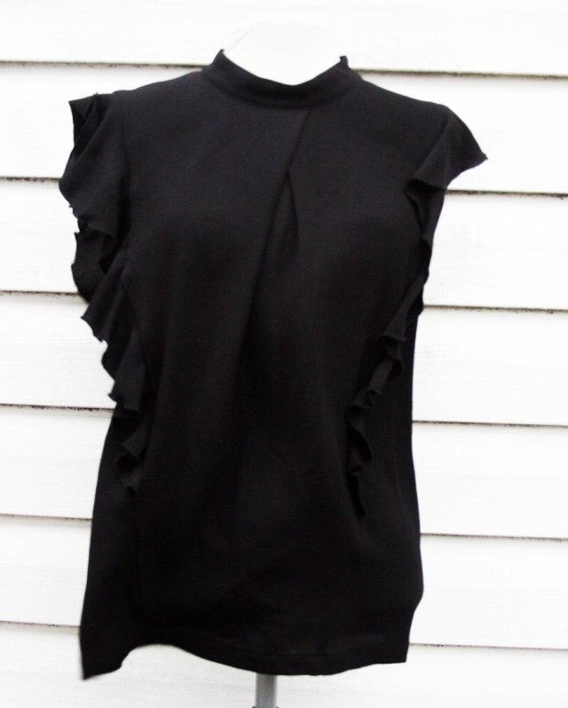 CZARNA BLUZKA Z FALBANAMI LUXZUZ