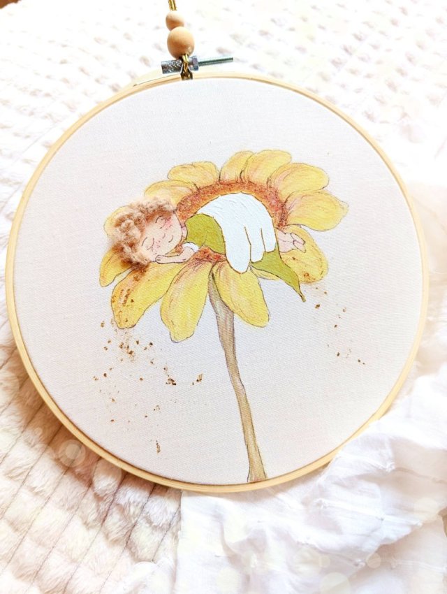 Aniołek na kwiatku na pamiątkę chrztu, narodzin