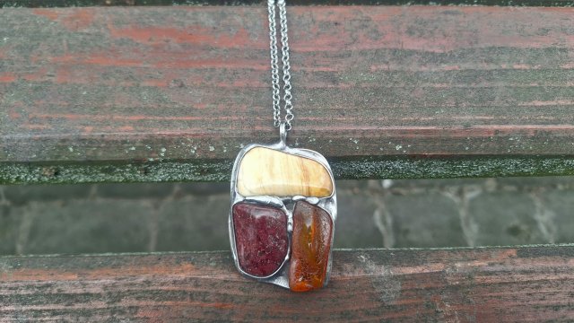 Niepodobny do niczego - wisiorek