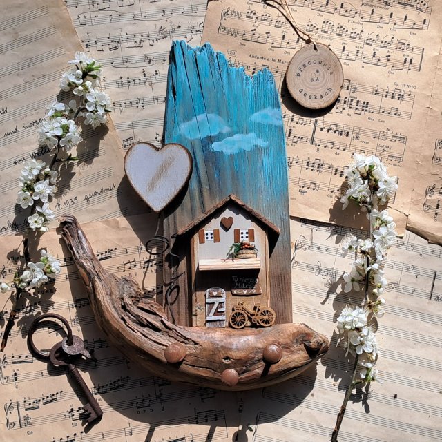 Rustykalny wieszak z domkiem i serduszkiem