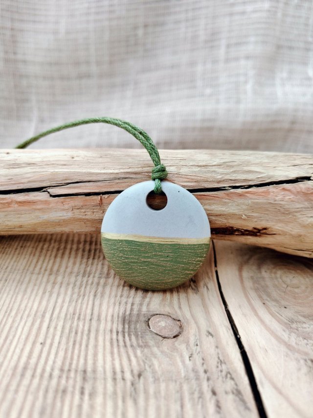 Minimalistyczny wisiorek z betonu kreatywnego – zielona harmonia