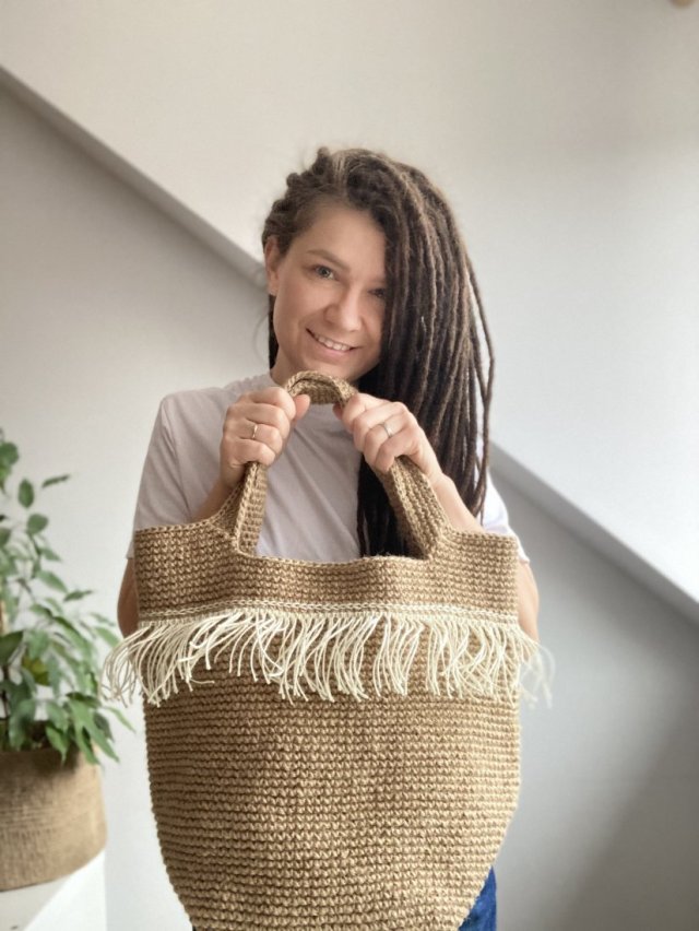 Torebka handmade z juty z frędzlami – duża torba boho na ramię