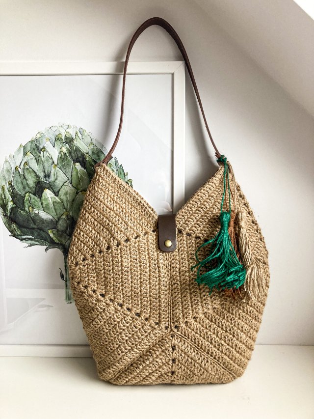 Torebka handmade z juty z chwostami – naturalna torba boho na ramię