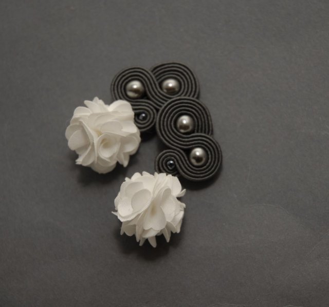 grafitowo-białe klipsy sutasz z kwiatkiem
