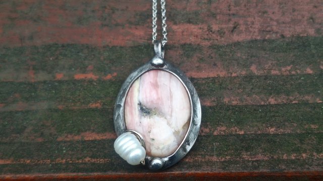 Opal z perłą - wisiorek