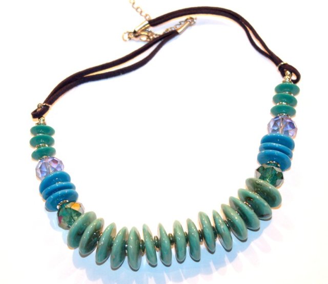 Krótki naszyjnik kolia szmaragdowe pastylki rzemyk