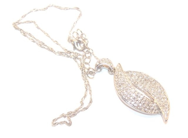 DELIKATNY Wisiorek srebrne półksiężyce dżety