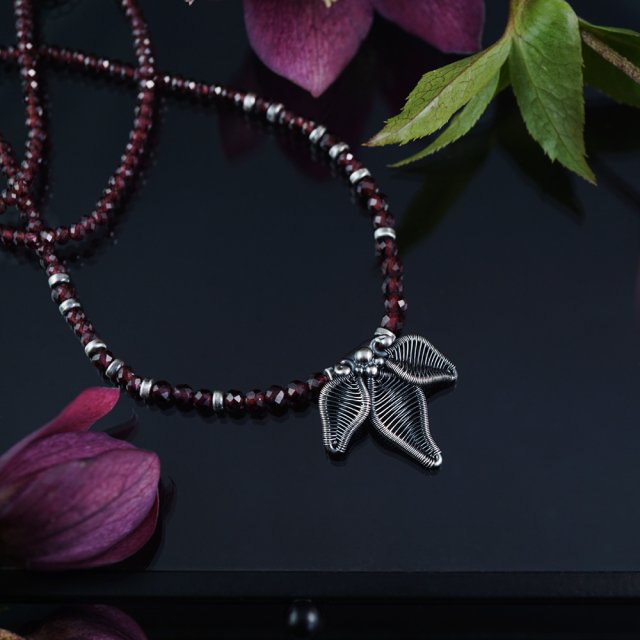 Kwitnące granaty - srebrny naszyjnik z motywem kwiatowym